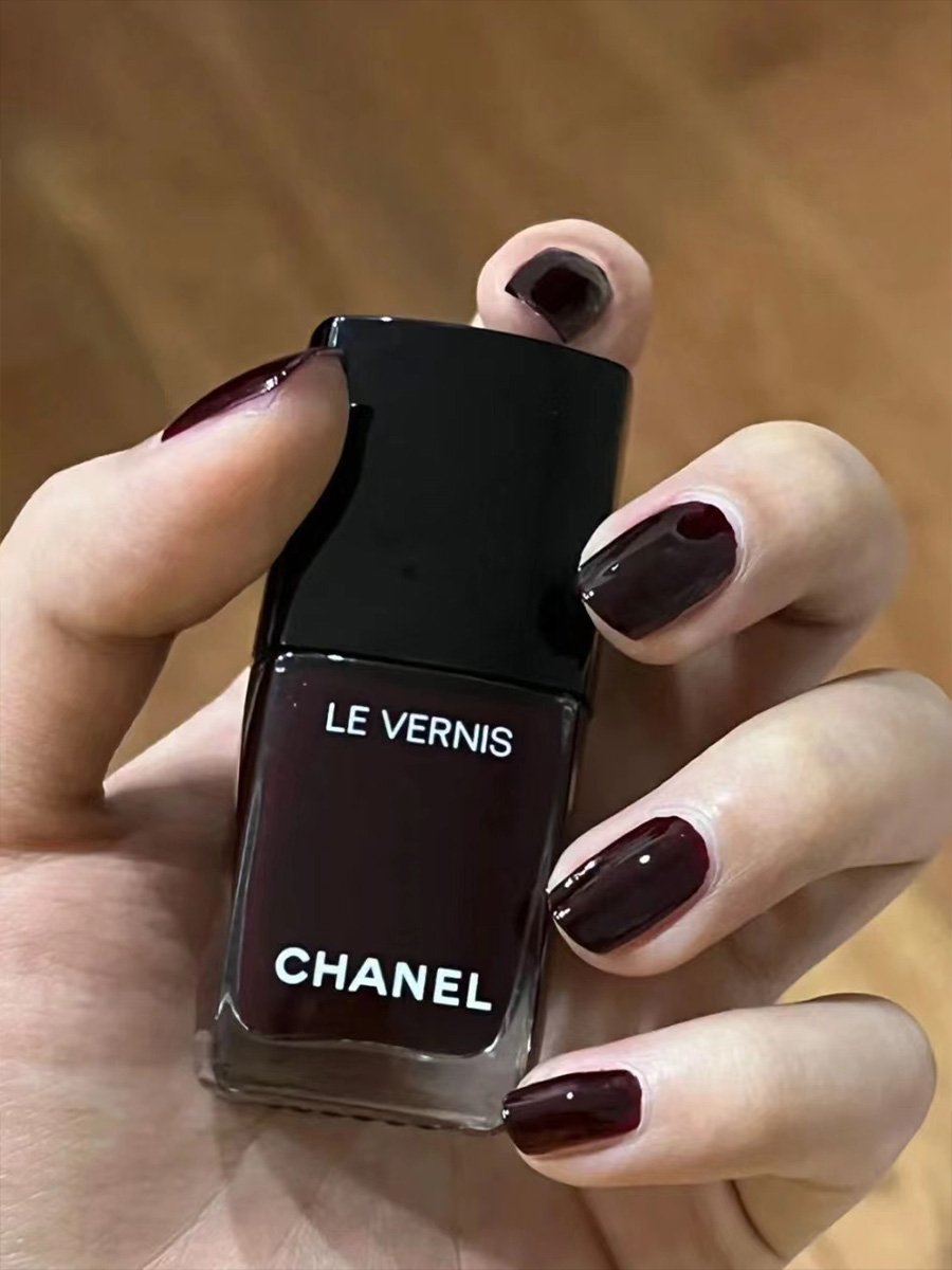 Chanel Le Vernis Nail Colour 155 Rouge Noir